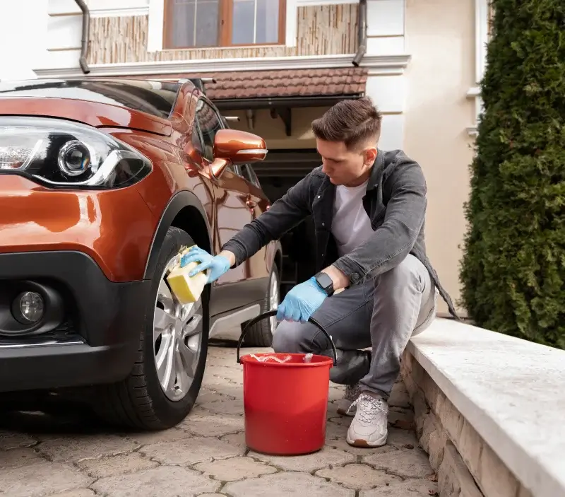 Lavage auto à domicile Lampertheim : professionnel intervenant sur un véhicule